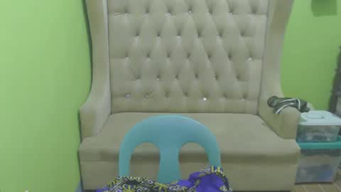 Snapshot of urhotmomzoey chatting on April 22, 2026, 7:04 pm urhotmomzoey online show from April 22, 2026, 7:04 pm