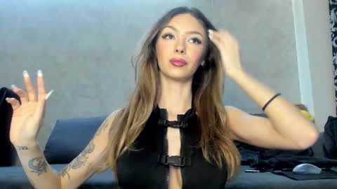 Snapshot of v_deville chatting on January 19, 2026, 3:21 am Mia online show from January 19, 2026, 3:21 am