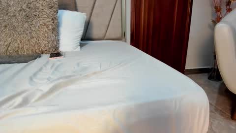 VaiaLowell online show from February 14, 2026, 6:15 pm