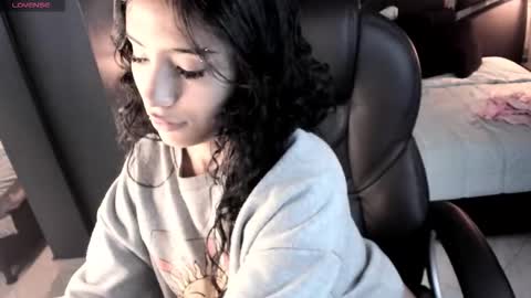 Snapshot of vaiolethsan chatting on February 11, 2026, 7:52 pm Vaioleth online show from February 11, 2026, 7:52 pm