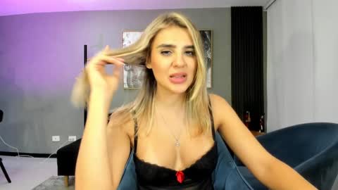 Snapshot of valensweetlove chatting on February 19, 2025, 4:23 am Valen online show from February 19, 2025, 4:23 am