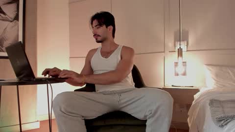 valentin_hoffman online show from November 14, 2025, 12:04 pm