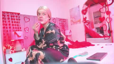 valentino_moretti online show from February 17, 2026, 11:40 am