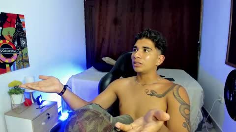 VALENTINO MOURA online show from March 10, 2025, 6:01 pm