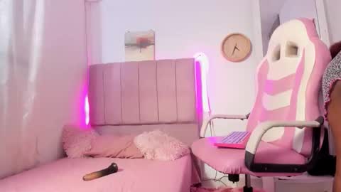 valeria online show from November 14, 2025, 7:45 pm