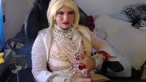 vanesacrossri online show from October 16, 2025, 7:42 am