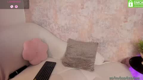 Snapshot of vanessafox__ chatting on June 19, 2026, 1:04 pm V online show from June 19, 2026, 1:04 pm