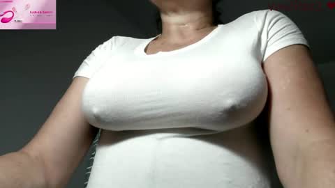 Snapshot of vanessared2 chatting on July 21, 2026, 1:02 pm Vanesared2 online show from July 21, 2026, 1:02 pm