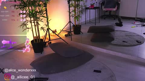 Vanessa Simon online show from March 4, 2025, 1:06 pm