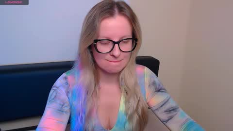 Mia online show from October 10, 2025, 6:56 am