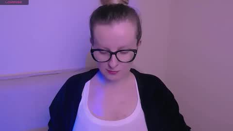 Mia online show from November 7, 2025, 8:47 am