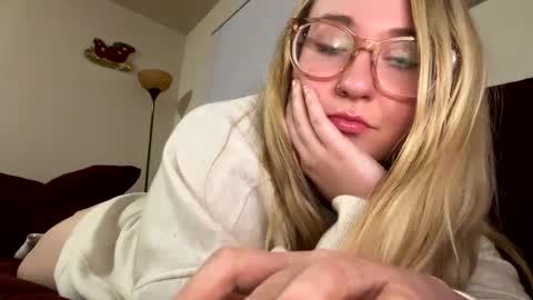 Snapshot of vanillapuddingpie chatting on December 3, 2024, 4:25 am vanillapuddingpie online show from December 3, 2024, 4:25 am