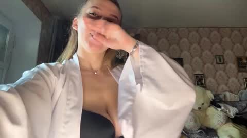 Mia online show from May 7, 2026, 5:13 am