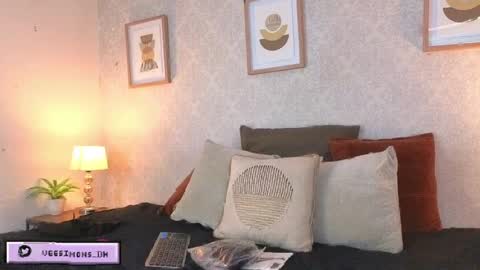 Vee Simons online show from April 8, 2026, 7:47 pm