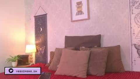 Vee Simons online show from June 3, 2026, 8:14 pm