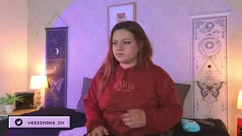 Vee Simons online show from June 4, 2026, 7:42 pm
