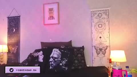 Snapshot of veesimons_dh chatting on July 17, 2026, 8:57 pm Vee Simons online show from July 17, 2026, 8:57 pm