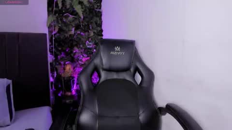 Isabella online show from November 14, 2025, 8:29 pm