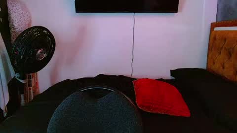 velk_hot1 online show from May 6, 2026, 12:43 pm