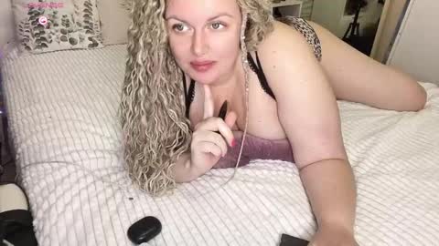 Snapshot of vellinka chatting on October 10, 2025, 1:15 am vellinka online show from October 10, 2025, 1:15 am