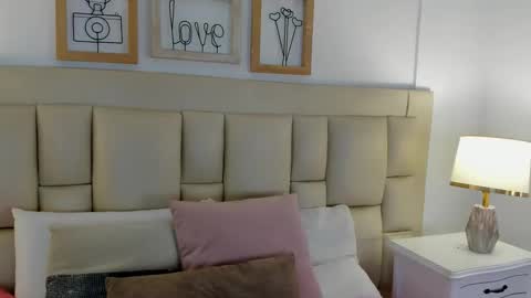 Snapshot of velora_ chatting on October 19, 2025, 3:40 am Velora online show from October 19, 2025, 3:40 am