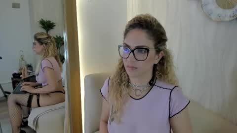 Snapshot of velora_ chatting on November 11, 2025, 3:50 am Velora online show from November 11, 2025, 3:50 am