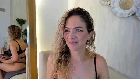 Snapshot of velora_ chatting on November 18, 2025, 3:01 am Velora online show from November 18, 2025, 3:01 am