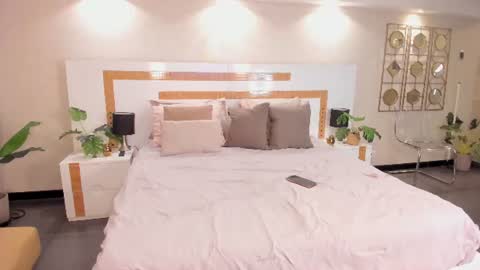 veluna_ online show from July 15, 2026, 11:15 am