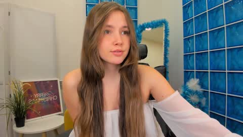 velvet_cherry online show from December 18, 2024, 4:39 pm