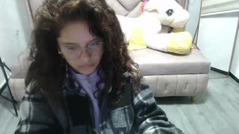 velvet_moon_v online show from November 14, 2025, 1:32 pm