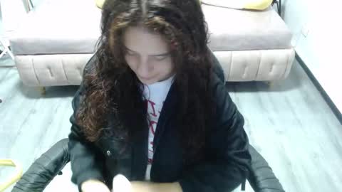 velvet_moon_v online show from November 18, 2025, 1:04 pm