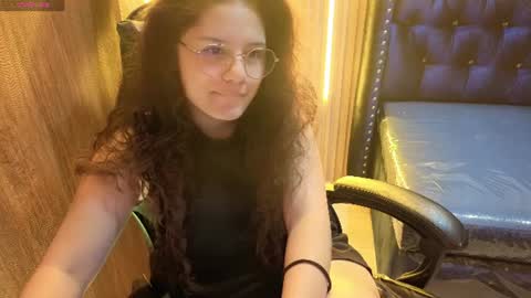 Snapshot of velvet_moon_v chatting on July 1, 2026, 3:08 am velvet_moon_v online show from July 1, 2026, 3:08 am