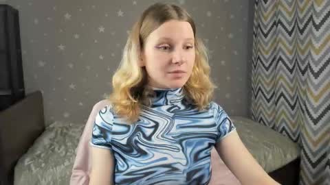 velvet_peach_ online show from December 5, 2025, 10:46 am