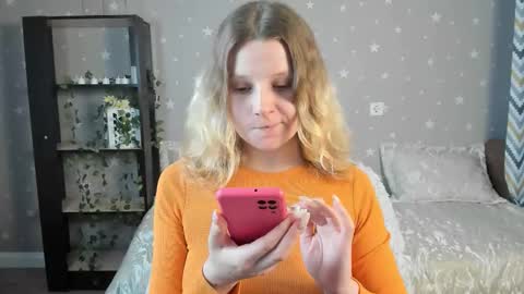 velvet_peach_ online show from December 21, 2025, 11:28 am