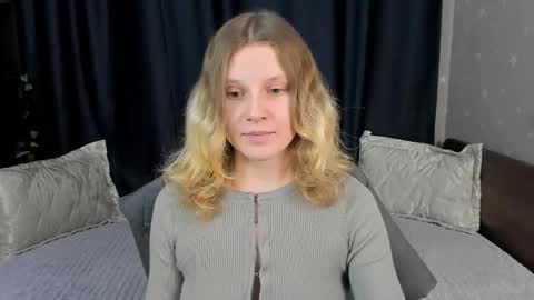 velvet_peach_ online show from January 16, 2026, 12:09 pm