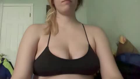 Snapshot of velvetvixen124 chatting on November 4, 2025, 7:35 pm velvetvixen124 online show from November 4, 2025, 7:35 pm