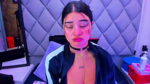 Venusowen  online show from November 21, 2025, 1:21 pm