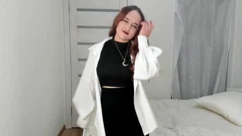 Bella online show from October 9, 2025, 5:05 am