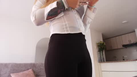 Snapshot of vianca_cruzz chatting on March 5, 2025, 6:45 pm Vianca Cruz online show from March 5, 2025, 6:45 pm