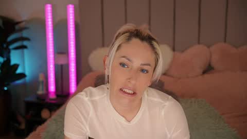 vickysecret96 online show from April 4, 2026, 5:54 pm