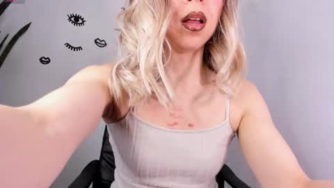 D A N I online show from November 11, 2025, 6:52 pm