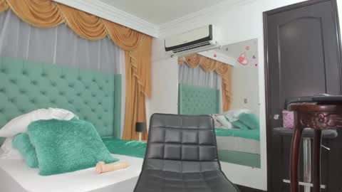 victoria_sweets_ online show from February 1, 2025, 1:55 am