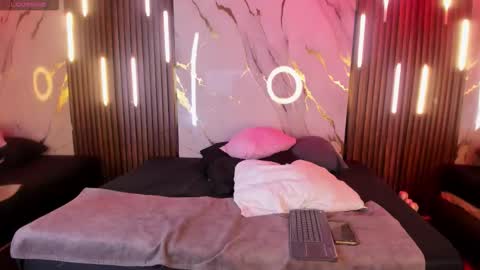 Victoria  online show from November 5, 2025, 9:04 pm