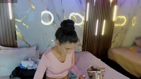 Victoria  online show from November 21, 2025, 8:07 pm