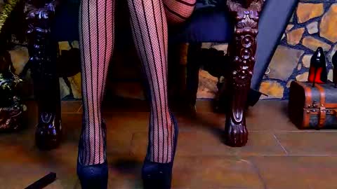 Victoria Heller online show from November 18, 2025, 4:39 am