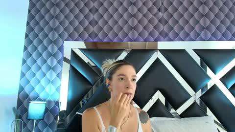 Snapshot of victtoria_lee chatting on February 22, 2025, 12:16 am victtoria lee online show from February 22, 2025, 12:16 am