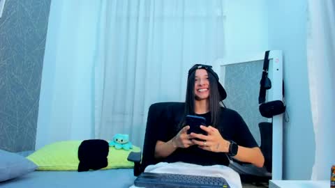 viictoriiasaenz online show from April 17, 2026, 3:20 am