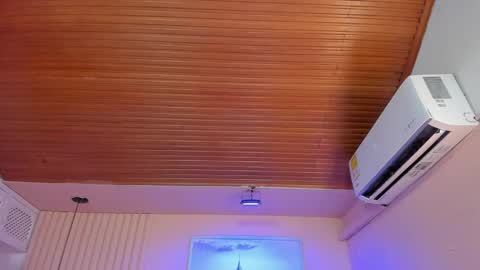 Viiolett online show from October 26, 2025, 7:42 pm