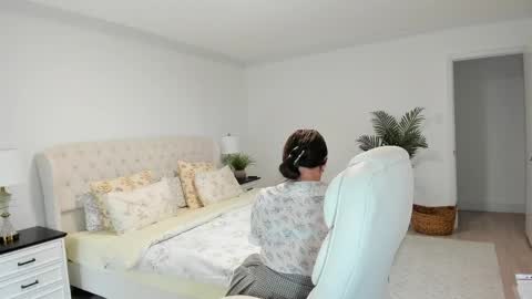 Ukrainian-woman online show from May 11, 2026, 2:45 pm