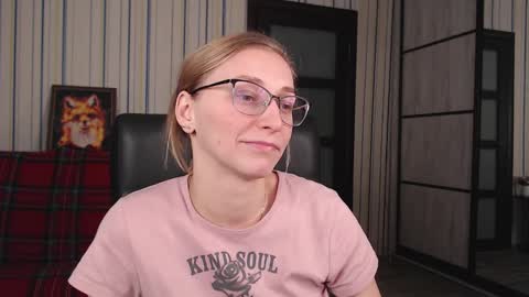 Snapshot of vikaericka chatting on December 19, 2025, 9:22 pm Vika online show from December 19, 2025, 9:22 pm